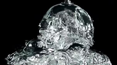 Su altında hava kabarcıkları. 1000 fps 'de yüksek hızlı bir kamerayla çekildi. Yüksek kaliteli FullHD görüntüler