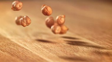 Nohutlar masaya düşer. 1000 fps 'de yüksek hızlı bir kamerayla çekildi. Yüksek kaliteli FullHD görüntüler