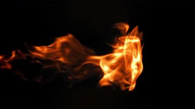Siyah arka planda parlak alevler. 1000 fps 'de yüksek hızlı bir kamerayla çekildi. Yüksek kaliteli FullHD görüntüler