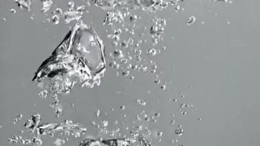 Su altında hava kabarcıkları. 1000 fps 'de yüksek hızlı bir kamerayla çekildi. Yüksek kaliteli FullHD görüntüler