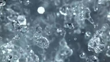 Su damlacıkları uçuyor. 1000 fps 'de yüksek hızlı bir kamerayla çekildi. Yüksek kaliteli FullHD görüntüler