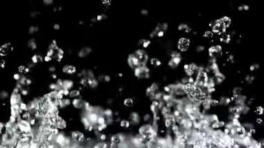 Su damlacıkları siyah arka planda yükselir ve düşer. 1000 fps 'de yüksek hızlı bir kamerayla çekildi. Yüksek kaliteli FullHD görüntüler