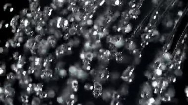 Yağmur damlaları düşer. 1000 fps 'de yüksek hızlı bir kamerayla çekildi. Yüksek kaliteli FullHD görüntüler