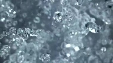 Su damlacıkları uçuyor. 1000 fps 'de yüksek hızlı bir kamerayla çekildi. Yüksek kaliteli FullHD görüntüler