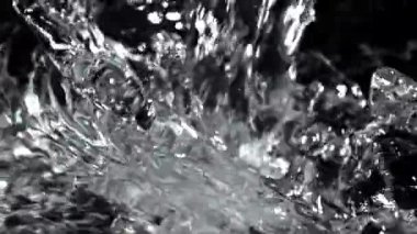 Akış ve su damlaları. 1000 fps 'de yüksek hızlı bir kamerayla çekildi. Yüksek kaliteli FullHD görüntüler