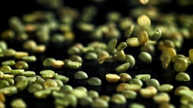Yeşil bezelyeler masaya düşer. 1000 fps 'de yüksek hızlı bir kamerayla çekildi. Yüksek kaliteli FullHD görüntüler