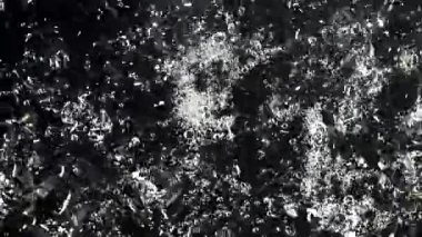 Bir damla su. 1000 fps 'de yüksek hızlı bir kamerayla çekildi. Yüksek kaliteli FullHD görüntüler