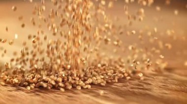 Chia tohumları masaya düşer. 1000 fps 'de yüksek hızlı bir kamerayla çekildi. - Evet. Yüksek kaliteli FullHD görüntüler