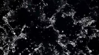 Bir damla su. 1000 fps 'de yüksek hızlı bir kamerayla çekildi. Yüksek kaliteli FullHD görüntüler