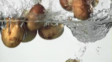 Mantarlar suyun altına düşer. 1000 fps 'de yüksek hızlı bir kamerayla çekildi. Yüksek kaliteli FullHD görüntüler