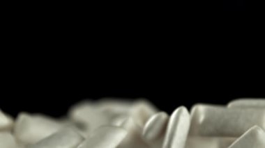 Diş etleri siyah arka planda uçar. 1000 fps 'de yüksek hızlı bir kamerayla çekildi. Yüksek kaliteli FullHD görüntüler