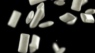 Diş etleri siyah arka planda uçar. 1000 fps 'de yüksek hızlı bir kamerayla çekildi. Yüksek kaliteli FullHD görüntüler