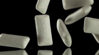 Sakız masanın üzerine düşer. 1000 fps 'de yüksek hızlı bir kamerayla çekildi. Yüksek kaliteli FullHD görüntüler