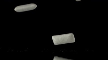 Sakız masanın üzerine düşer. 1000 fps 'de yüksek hızlı bir kamerayla çekildi. Yüksek kaliteli FullHD görüntüler