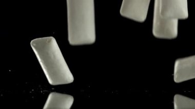 Sakız masanın üzerine düşer. 1000 fps 'de yüksek hızlı bir kamerayla çekildi. Yüksek kaliteli FullHD görüntüler