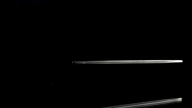 Dikiş iğnesi masaya düşer. 1000 fps 'de yüksek hızlı bir kamerayla çekildi. Yüksek kaliteli FullHD görüntüler