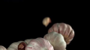 Sarımsak yukarı uçar ve siyah bir zemine düşer. 1000 fps 'de yüksek hızlı bir kamerayla çekildi. Yüksek kaliteli FullHD görüntüler