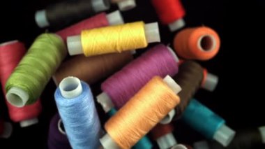 Siyah arka planda çok renkli iplikler uçuşuyor. 1000 fps 'de yüksek hızlı bir kamerayla çekildi. Yüksek kaliteli FullHD görüntüler