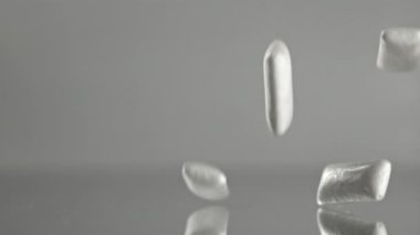 Sakız masanın üzerine düşer. 1000 fps 'de yüksek hızlı bir kamerayla çekildi. Yüksek kaliteli FullHD görüntüler