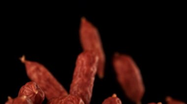 Mini salam uçar ve siyah bir arka plana düşer. 1000 fps 'de yüksek hızlı bir kamerayla çekildi. Yüksek kaliteli FullHD görüntüler