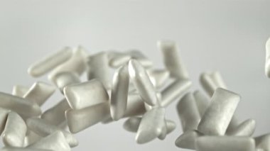 Sakız beyaz arka planda uçar. 1000 fps 'de yüksek hızlı bir kamerayla çekildi. Yüksek kaliteli FullHD görüntüler