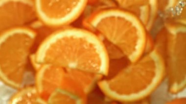 Portakal dilimleri uçar ve düşer. 1000 fps 'de yüksek hızlı bir kamerayla çekildi. Yüksek kaliteli FullHD görüntüler