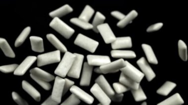 Diş etleri siyah arka planda uçar. 1000 fps 'de yüksek hızlı bir kamerayla çekildi. Yüksek kaliteli FullHD görüntüler