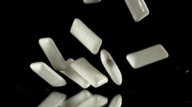 Sakız masanın üzerine düşer. 1000 fps 'de yüksek hızlı bir kamerayla çekildi. Yüksek kaliteli FullHD görüntüler