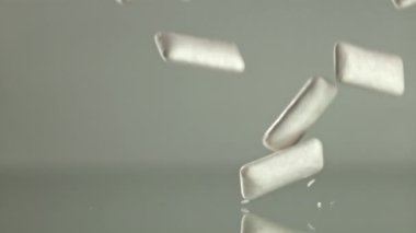 Sakız masanın üzerine düşer. 1000 fps 'de yüksek hızlı bir kamerayla çekildi. Yüksek kaliteli FullHD görüntüler