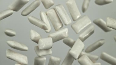 Sakız beyaz arka planda uçar. 1000 fps 'de yüksek hızlı bir kamerayla çekildi. Yüksek kaliteli FullHD görüntüler