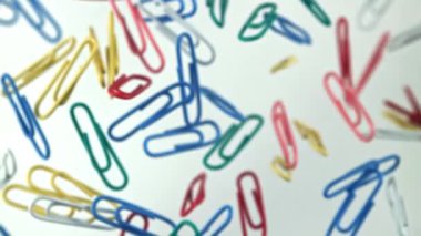 Çok renkli ataçlar yukarı uçar ve düşer. 1000 fps 'de yüksek hızlı bir kamerayla çekildi. Yüksek kaliteli FullHD görüntüler