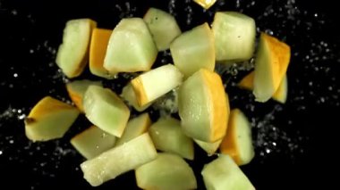 Karpuz parçaları siyah arka planda uçar. 1000 fps 'de yüksek hızlı bir kamerayla çekildi. Yüksek kaliteli FullHD görüntüler