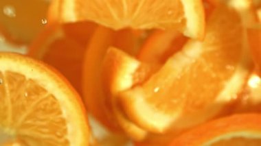 Portakal dilimleri uçar ve düşer. 1000 fps 'de yüksek hızlı bir kamerayla çekildi. Yüksek kaliteli FullHD görüntüler