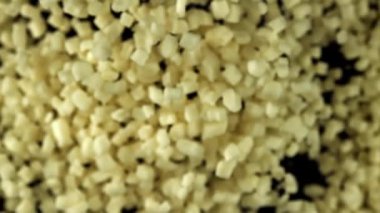 Mozzarella peyniri uçar ve siyah arka plana düşer. 1000 fps 'de yüksek hızlı bir kamerayla çekildi. Yüksek kaliteli FullHD görüntüler