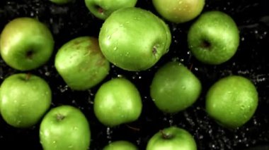 Elmalar yükselir ve düşer. 1000 fps 'de yüksek hızlı bir kamerayla çekildi. Yüksek kaliteli FullHD görüntüler