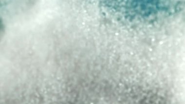 Şeker yukarı aşağı uçar. 1000 fps 'de yüksek hızlı bir kamerayla çekildi. Yüksek kaliteli FullHD görüntüler