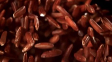 Kırmızı pirinç yukarı uçar ve düşer. 1000 fps 'de yüksek hızlı bir kamerayla çekildi. Yüksek kaliteli FullHD görüntüler