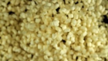 Mozzarella peyniri uçar ve siyah arka plana düşer. 1000 fps 'de yüksek hızlı bir kamerayla çekildi. Yüksek kaliteli FullHD görüntüler