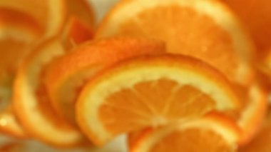 Portakal dilimleri uçar ve düşer. 1000 fps 'de yüksek hızlı bir kamerayla çekildi. Yüksek kaliteli FullHD görüntüler