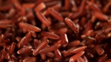 Kırmızı pirinç yukarı uçar ve düşer. 1000 fps 'de yüksek hızlı bir kamerayla çekildi. Yüksek kaliteli FullHD görüntüler