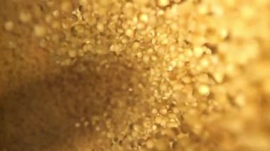 Millet Groats düşer. 1000 fps 'de yüksek hızlı bir kamerayla çekildi. Yüksek kaliteli FullHD görüntüler