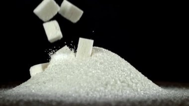 Rafine şeker küpleri şeker yığınının içine düşer. 1000 fps 'de yüksek hızlı bir kamerayla çekildi. Yüksek kaliteli FullHD görüntüler