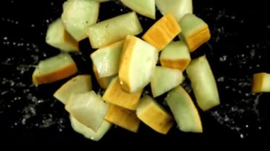 Karpuz parçaları siyah arka planda uçar. 1000 fps 'de yüksek hızlı bir kamerayla çekildi. Yüksek kaliteli FullHD görüntüler