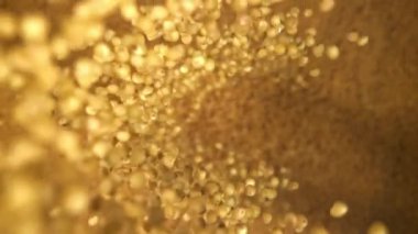 Millet Groats düşer. 1000 fps 'de yüksek hızlı bir kamerayla çekildi. Yüksek kaliteli FullHD görüntüler