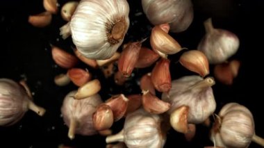 Sarımsak yukarı uçar ve siyah bir zemine düşer. 1000 fps 'de yüksek hızlı bir kamerayla çekildi. Yüksek kaliteli FullHD görüntüler