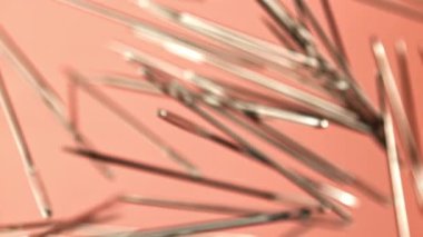 Dikiş iğneleri uçar ve düşer. 1000 fps 'de yüksek hızlı bir kamerayla çekildi. Yüksek kaliteli FullHD görüntüler