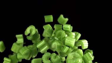 Dilimlenmiş kereviz parçaları yükselir ve siyah bir zemin üzerine düşer. 1000 fps 'de yüksek hızlı bir kamerayla çekildi. Yüksek kaliteli FullHD görüntüler