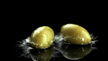 Zeytinler ıslak bir yüzeye düşer. 1000 fps 'de yüksek hızlı bir kamerayla çekildi. Yüksek kaliteli FullHD görüntüler