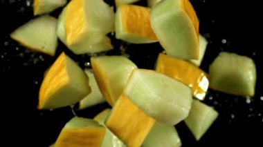 Karpuz parçaları siyah arka planda uçar. 1000 fps 'de yüksek hızlı bir kamerayla çekildi. Yüksek kaliteli FullHD görüntüler