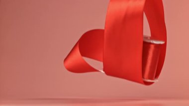 Masaya kırmızı bir kurdele düşer. 1000 fps 'de yüksek hızlı bir kamerayla çekildi. Yüksek kaliteli FullHD görüntüler